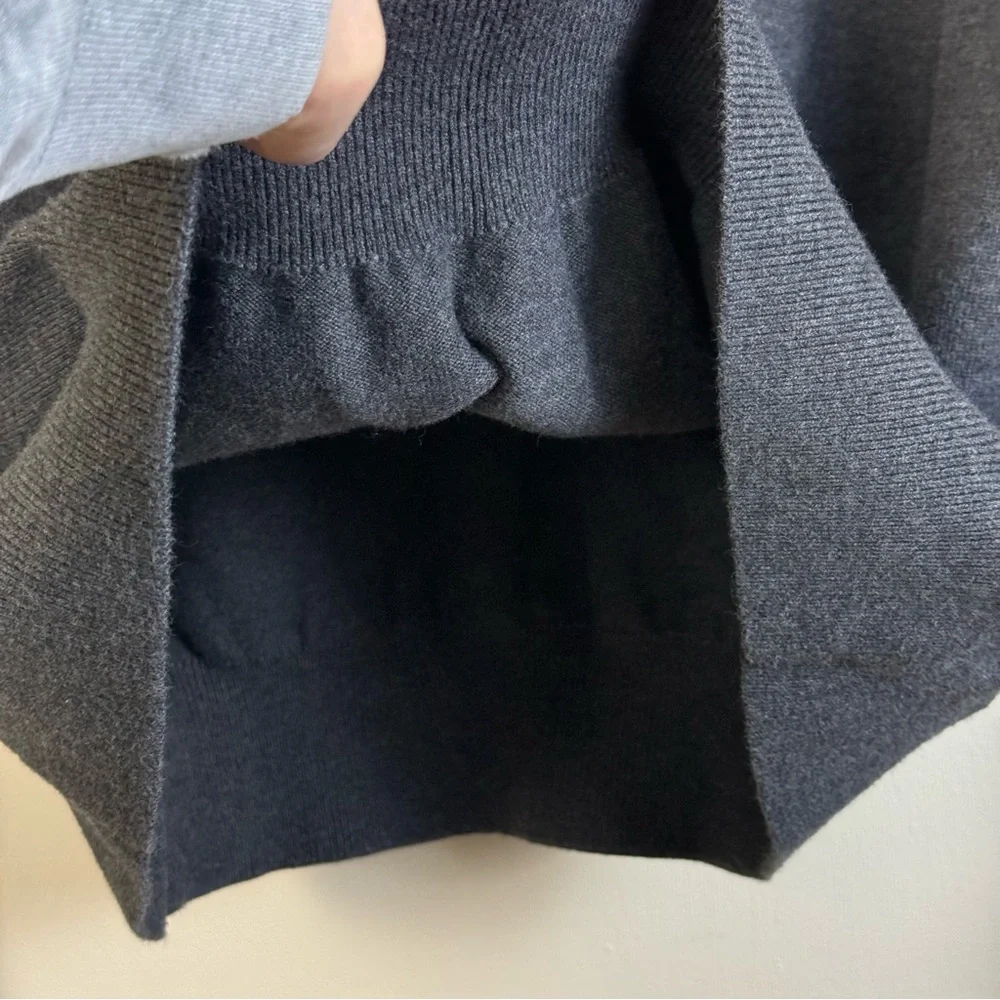 Tommy Hilfiger Men's V-Neck Sweater in‎ Charcoal Gray XL Knitwear Warm Cotton